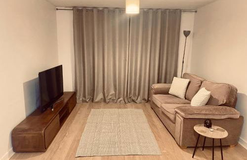 Wolverhampton Apartment with Free Parking 1 minute from the train station - Foto 4