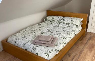 Large, 3 Floors, Quiet, Sleeps 16, 4 Bathrooms, 5 Parking, Semi rural Leicester - Foto 42