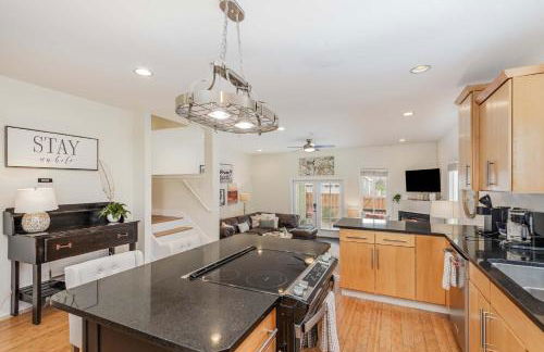 Rhythm & Rest Group Stay with Grill & Cozy Fireplace - Foto 8