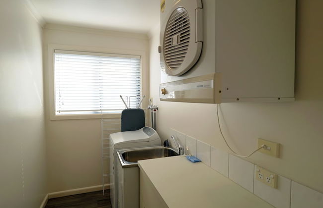 Captains Cove Resort - Waterfront Apartment - Photo 17