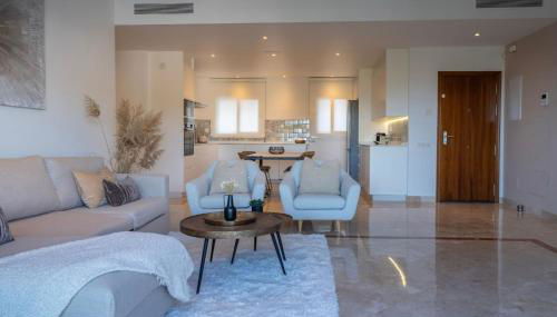 Serene hideaway, luxurious 2-bedroom penthouse apartment in the exclusive Paraíso Pueblo - Photo 4