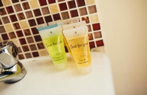 Large Apartments next to East Midlands Airport with Free Gated Parking! - Photo 11