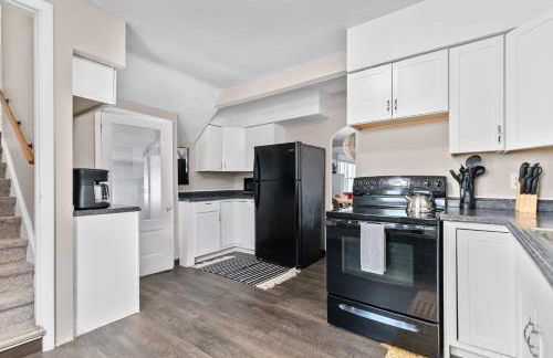 Roomy Central Hub, Games, Fire Pit & Downtown Fun - Foto 39