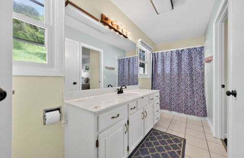 Lakefront Getaway with Private Dock & Scenic Views home - Foto 22