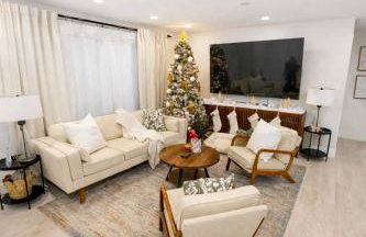 Sunny Oasis Near the Beach with 4BR and 3BA Pool Home - Foto 14