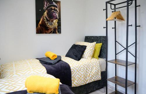 Located in the peaceful NG8 Wollaton , Perfect for Business Trips & Family Holidays or working proffesionals-long term deals, M1 Nearby , Free Parking , Private Garden , 500Mb Wi-Fi , Netflix - Foto 11