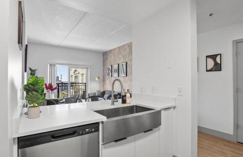 Midnight Marvel - Amazing City Views, Free Parking - Foto 22