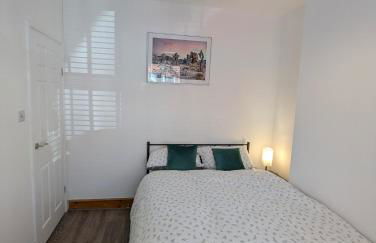 Fantastic 3-Bedroom House in Crawley - 10 mins from Gatwick - Foto 7