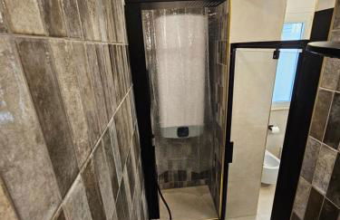 Exclusive top floor 2-bedroom flat - Photo 40