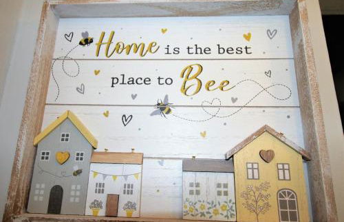 3 Bed Detached - Sleeps 5 - Private Garden & Parking Plus Garage - Quiet Cul De Sac Location - Dog Friendly - Fast Wifi - Close to Motorway Access - Foto 5