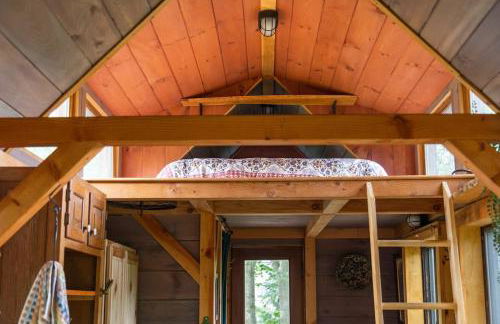 Caboose Tiny Home on river with hot tub near Stowe - Foto 8