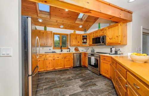 Lux estate! Hot tub, 8 acres, firepit, game room, private pond, EV, lots of privacy, 10 mins to town - Foto 15