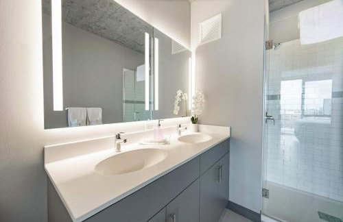 Sophisticated 3BR Suite - New Modern and Luxurious - Photo 22