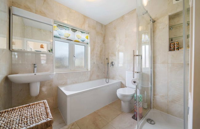 A Delightful 4-bedroom Home With a Private Garden - Foto 13