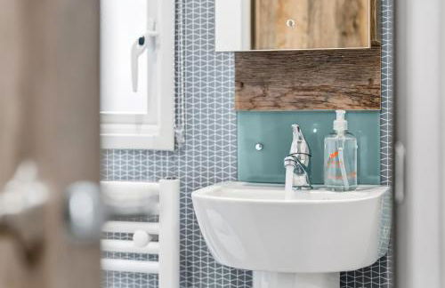 Harbour View at Avocet Crescent - Luxury Lodge with Hot Tub - Hayling Island - Mill Rythe Holiday Village - Photo 12