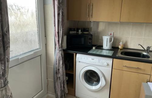 1st Floor Hillview 2 bedroomed Central Location No pets - Foto 5