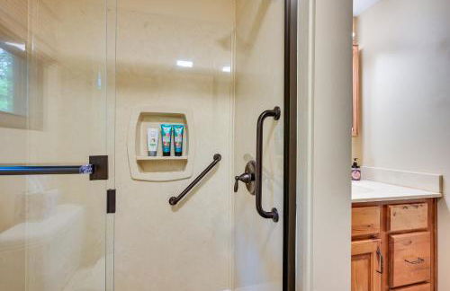 Charming Hedgesville Retreat with Deck and Fireplace! - Foto 16