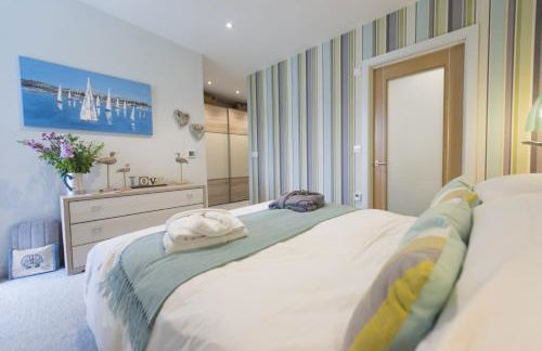 Two Bare Feet - Photo 20