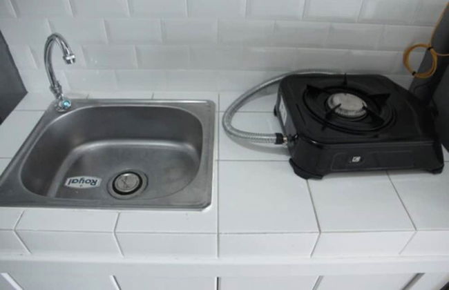 Modern and Comfortable Studio Apartment Springlake Summarecon near Summarecon - Photo 13