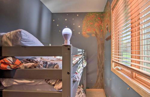 Cabin with Fire Pit and Movie Room, 1 Mi to Lake - Foto 33