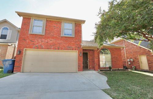 Gorgeous 4 bedroom 2,5 bath Home with Heated Pool, Spa & Game Room close to DFW Airport - Photo 17