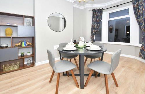 Elm House by YourStays - Lovely home in Cheshire, quiet residential street - Photo 13