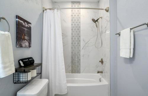 Cozy King Bed Suite with Free Parking - Foto 24