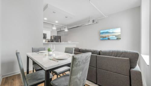 Spacious DT Condo l Free Parking l Fast Wi-Fi - Foto 2