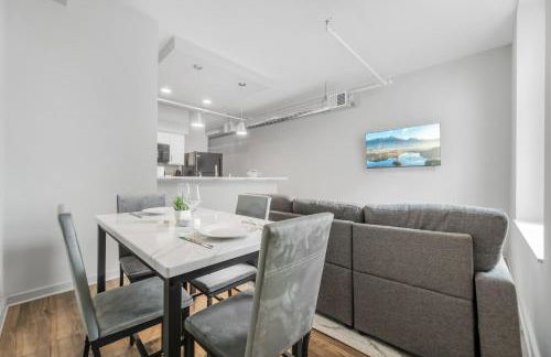 Spacious DT Condo l Free Parking l Fast Wi-Fi - Foto 2