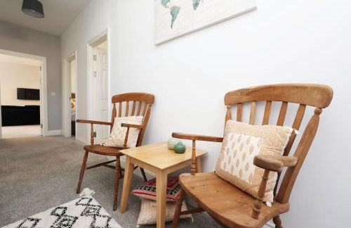 Modern 3 Bed - M4 ACCESS - Wi-Fi - Photo 65