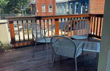 Classy Victorian Brownstone Subway Shopping - Photo 32