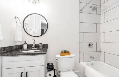 Spacious 5BR/5.5BA Near Plaza & Museum - Photo 25