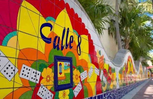 Escape GameRoom, BAR, BBQ, Spacious,KING Bed, All Luxury mattresses, Near Beach, 6 blocks away from Bars, Nite Clubs, Res, Shops - Photo 52