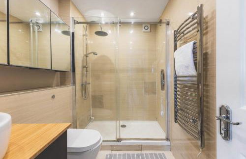 Cosy 2BR, Free Parking, 8min to City Airport - Foto 30