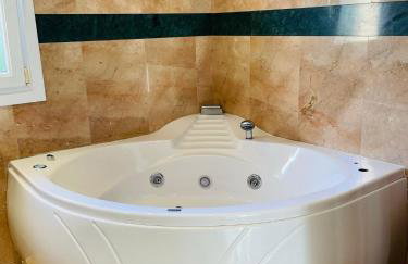 Luxury seaview apartment in Marbella located in a secure gated community with swimming pool and large terrace Perfect for families visiting Marbella and Puerto Banús - Foto 26