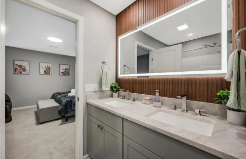 Modern 5BR, Kid-Friendly Home In Poconos with Pool Table - Foto 50