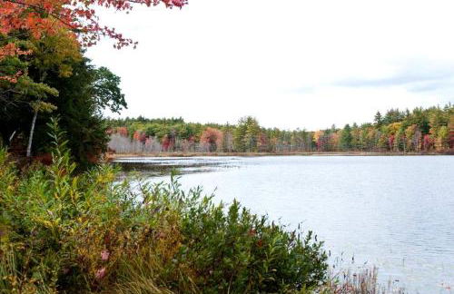 Romantic Couples' Cabin Getaway in Pittsfield, New Hampshire - Foto 16