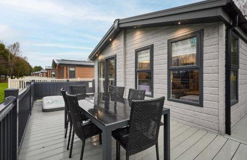 Black Moorhen Lodge with Hot Tub - Foto 1