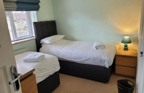 The Holbein Three bedroom home near tilgate park private parking and garden - Foto 8