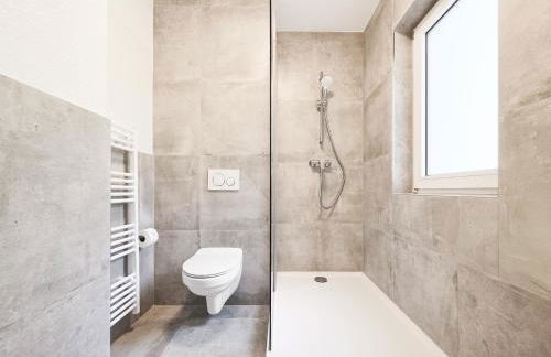 Tolstov Apartments - 3 Room Apartments - Kitchen - Balcony - 5 min to Messe DUS - Foto 26