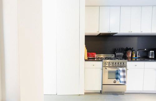 E10-2 Designer East Village Townhouse 1BR W D - Foto 23