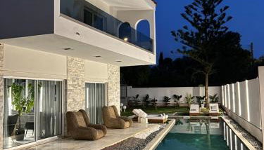 Luxury Villa with Pool, BBQ & Garden in Vouliagmeni - Foto 5, sunbed