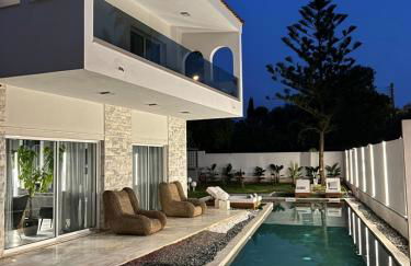 Luxury Villa with Pool, BBQ & Garden in Vouliagmeni - Foto 5