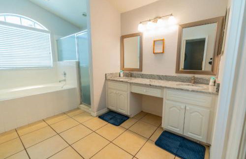 Spacious 4-bedroom 2-bath Abode - Foto 8