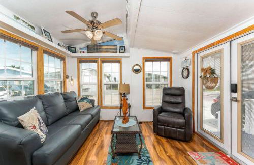 Charming 1BR Waterfront Retreat with Private Patio - Foto 1