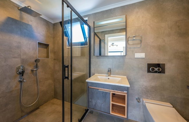 Luxury 4-bed Villa With Private Pool and Jacuzzi - Photo 22