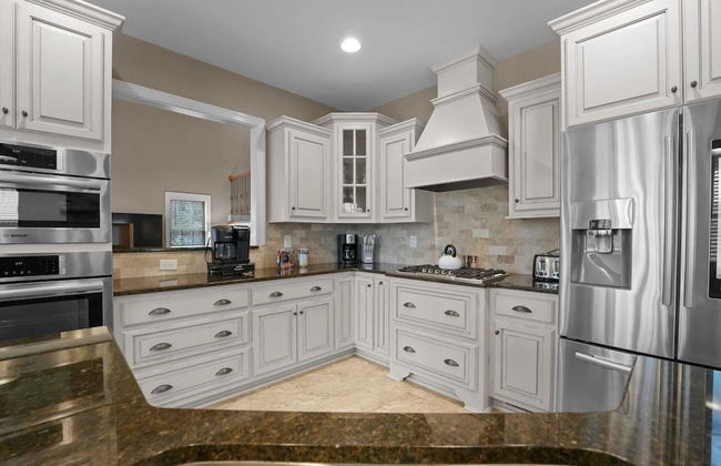 Sleeps 22, Lakefront w/ Private Dock & Pool, 2 Houses Lake Living by Avantstay - Foto 68