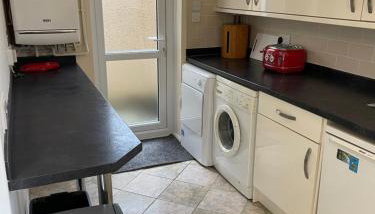 Spacious, Sleeps 18, 3 Bathrooms, Parking, Park, Mansfield - Photo 3, toaster
