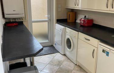 Spacious, Sleeps 18, 3 Bathrooms, Parking, Park, Mansfield - Foto 3