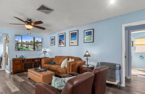 Pirates Den a 4BR Pet-Friendly Waterfront Oasis with Pool, Dock, Personal Water Boats, Fire Pit, Game Room and Bar - Foto 17